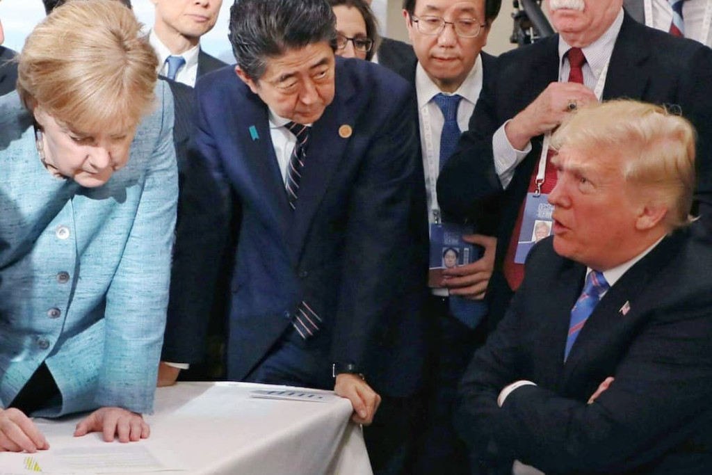 Angela Merkel met Donald Trump en de Japanse premier Shinzo Abe (midden) tijdens de 44ste G7-top in 2018