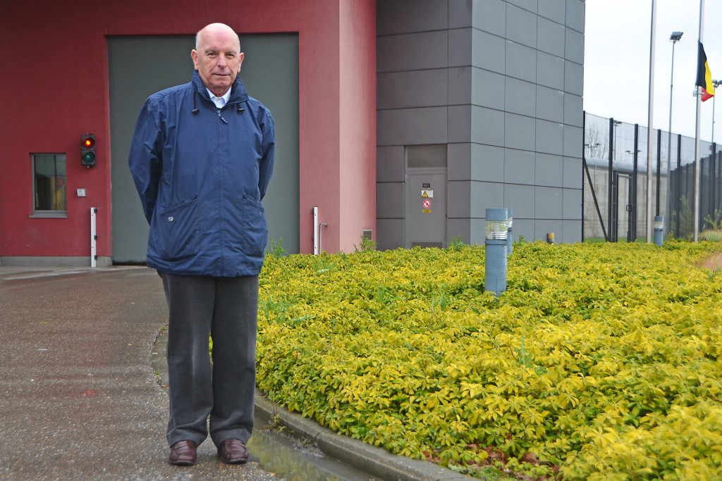 Lambert Vanherk voor de poort van de gevangenis van Hasselt.