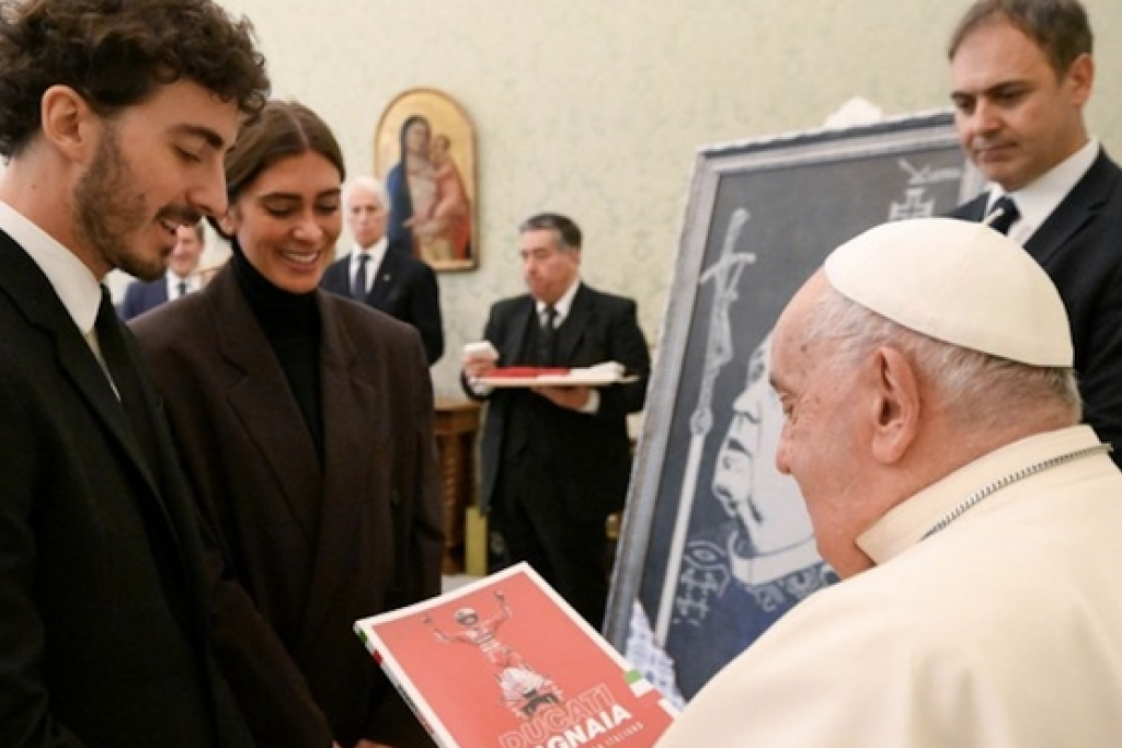 De bekende Italiaanse motorcoureur Francesco Bagnaia groet paus Franciscus.