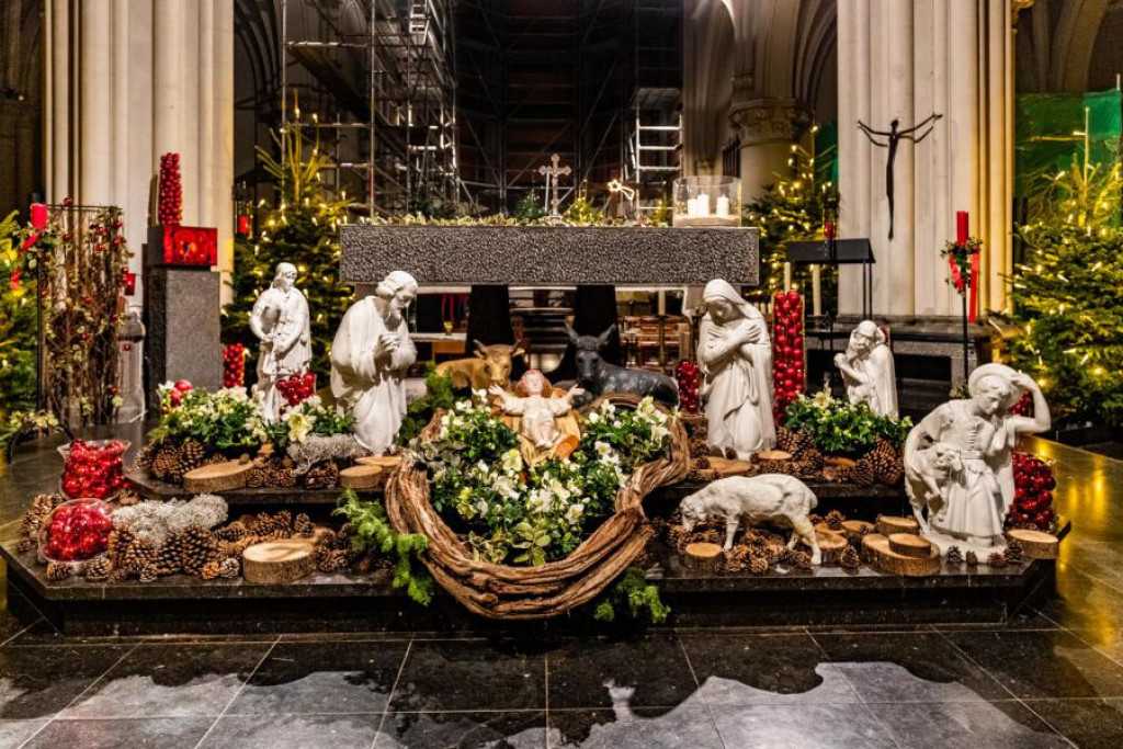 Kerststal tijdens de middernachtmis in Jette