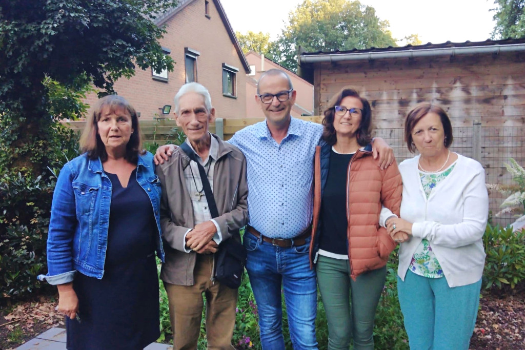Om de twee jaar bezocht pater Pol (tweede van links) zijn familie in Hechtel-Eksel.