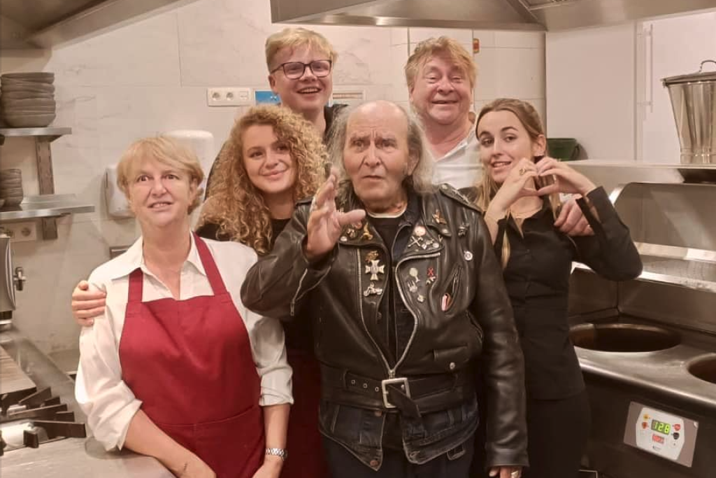Het personeel van restaurant Le Grill des Tanneurs in Namen ging graag op de foto met de 89-jarige priester.