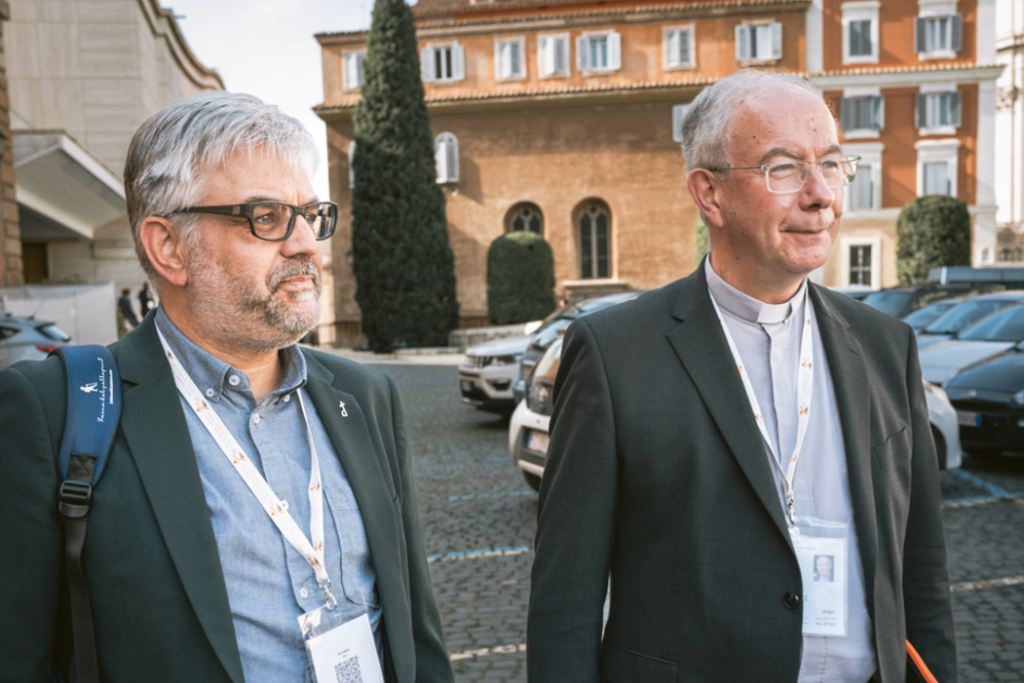 Mgr. Koen Vanhoutte (rechts) met een andere Belgische deelnemer aan de synode, Geert De Cubber. Mgr. Koen Vanhoutte (rechts) met een andere Belgische deelnemer aan de synode, Geert De Cubber.