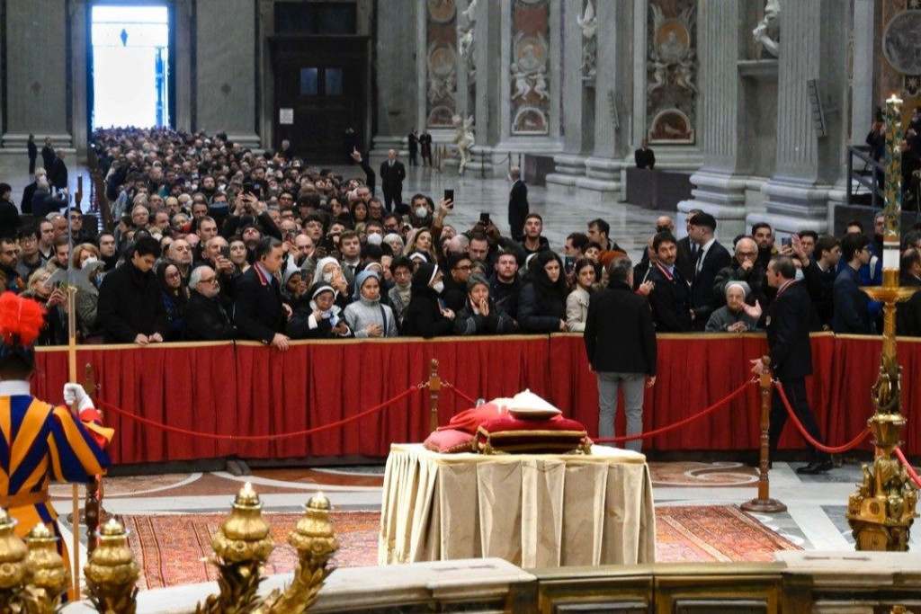 Duizenden mensen brengen een laatste groet aan emeritus paus Benedictus XVI, die opgebaard ligt op een katafalk.