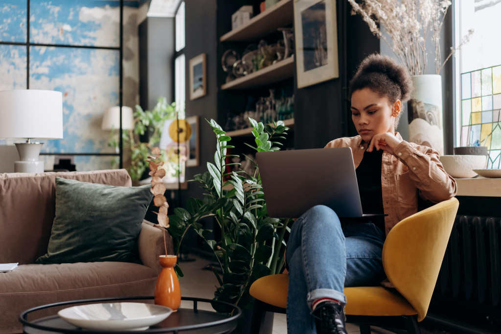 meisje aan computer in huiselijke sfeer