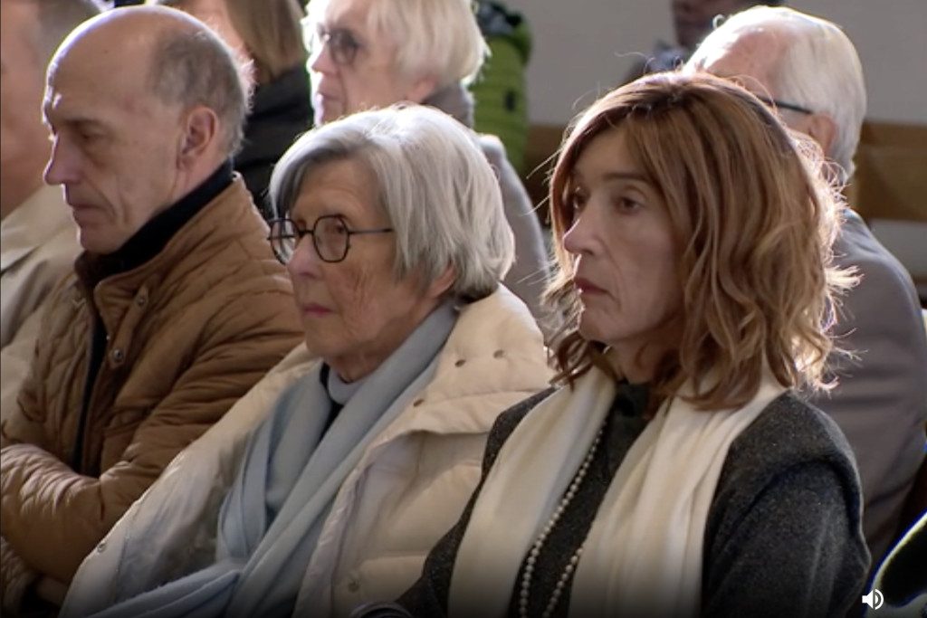 Aline Colpaert naast haar moeder in de kerk van Vosselaar.