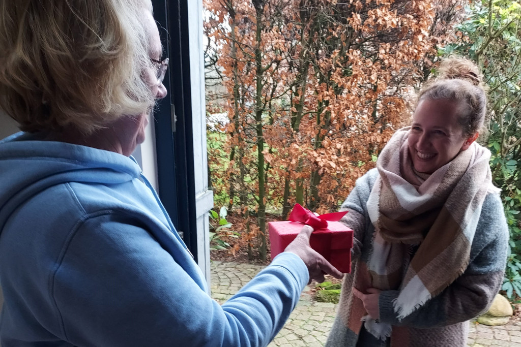 Het rode pakje wordt overhandigd.