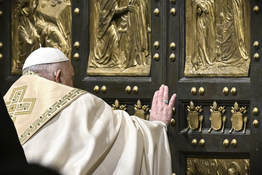 Paus Franciscus opent de Heilige Deur van de Sint-Pietersbasiliek op kerstavond 2024.