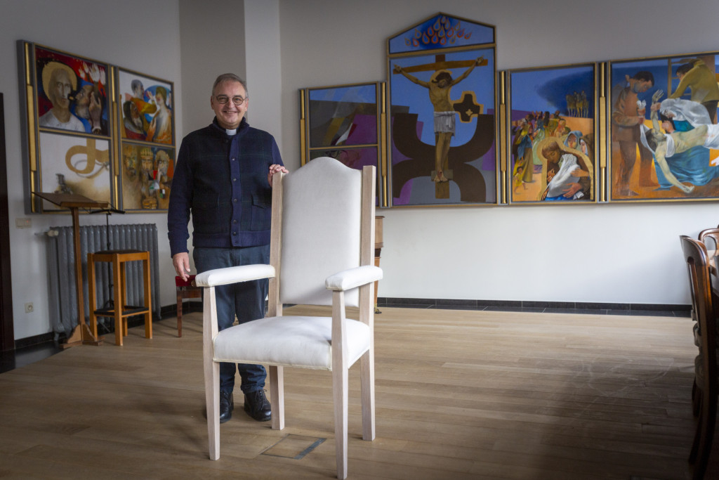 De stoel waar de paus bij drie gelegenheden op zat, staat nu in de pastorij bij Luc Van Hilst: ‘Ik kan hem toch niet als bureaustoel gebruiken?’