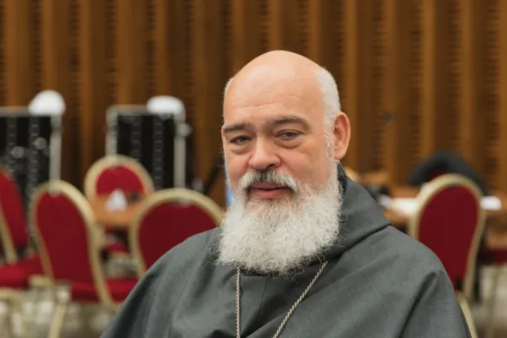 Dominique Mathieu in de Paulus VI-zaal in Rome. Op de achtergrond de ronde tafels van de synode over synodaliteit.
