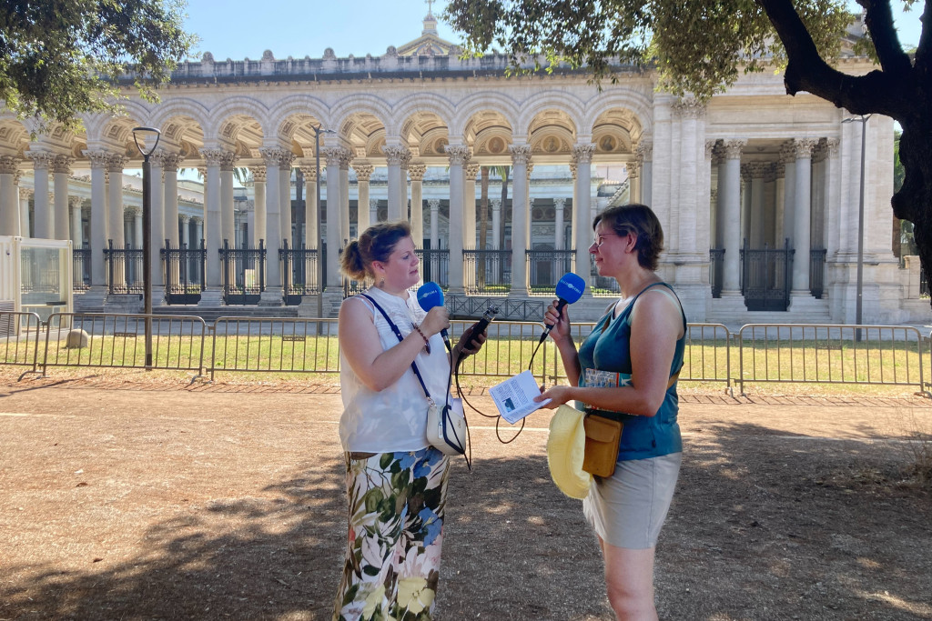 De programmakers nemen de luisteraars mee op hun tocht, alsof ze er zelf bij zijn.