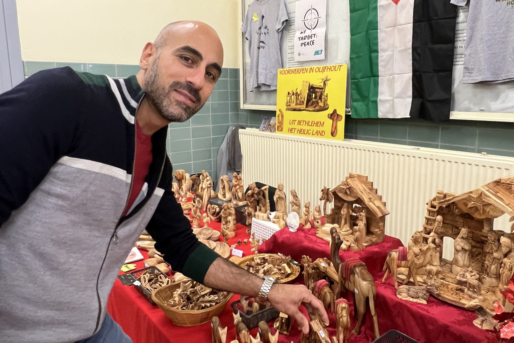 Rami Salsa helpt zijn familie in Palestina met de verkoop van kerstbeelden. Rami Salsa helpt zijn familie in Palestina met de verkoop van kerstbeelden.