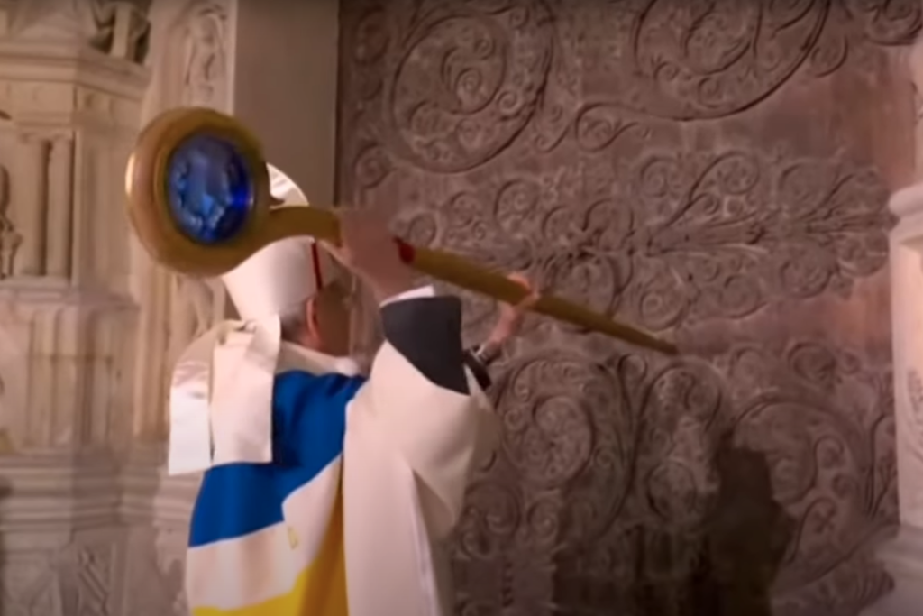 Met drie kloppen op de deur opende aartsbisschop Laurent Ulrich de deuren van de kathedraal.