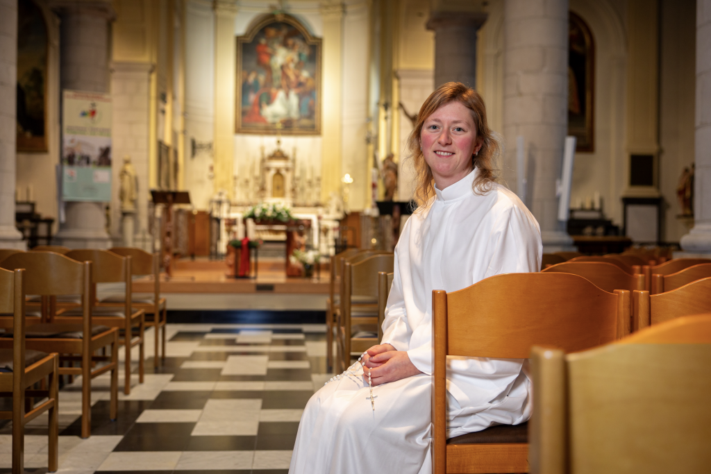 Lore in de kerk van Heule met de paternoster die ze als dank voor haar medewerking kreeg. 