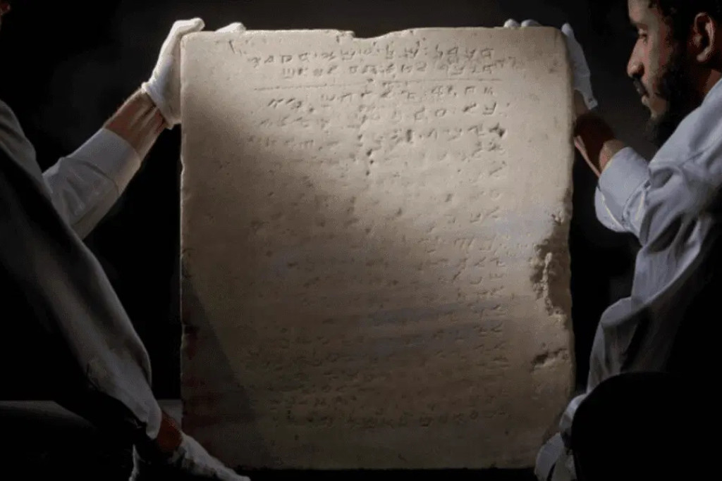 Twee medewerkers van Sotheby's tonen de stenen tafel met de tien geboden.