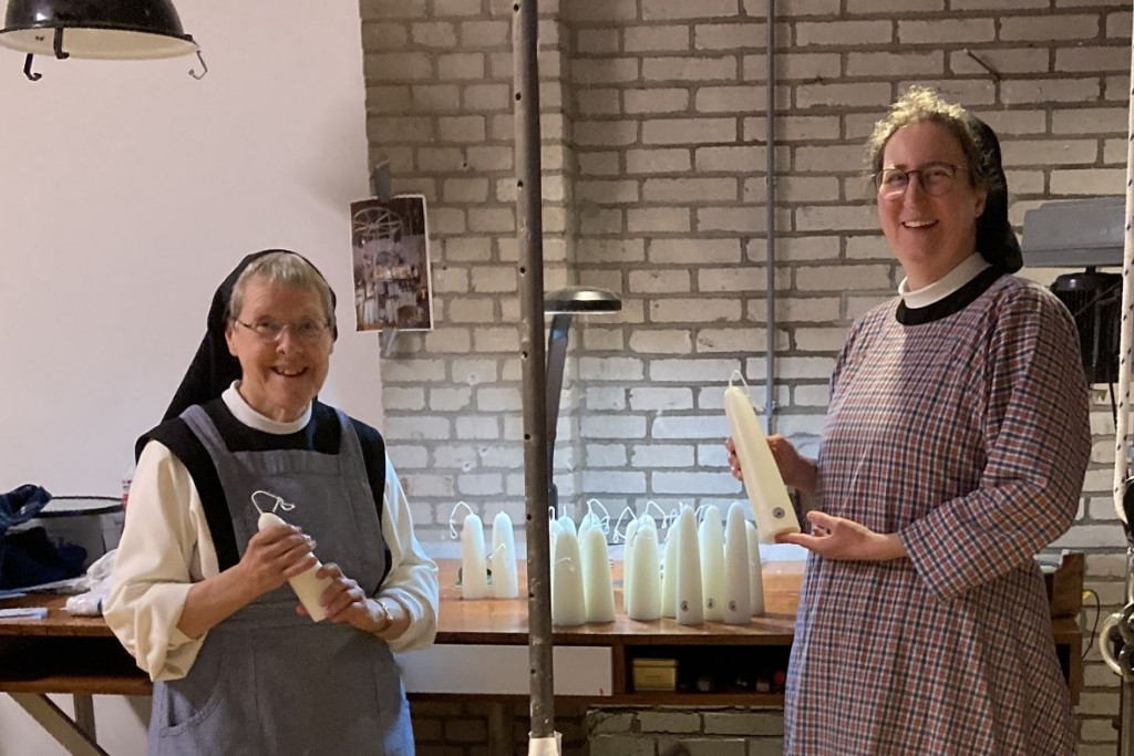 Zusters Benedict Thissen (links) en Guerric Kochx leren het ambacht van kaarsenmaker