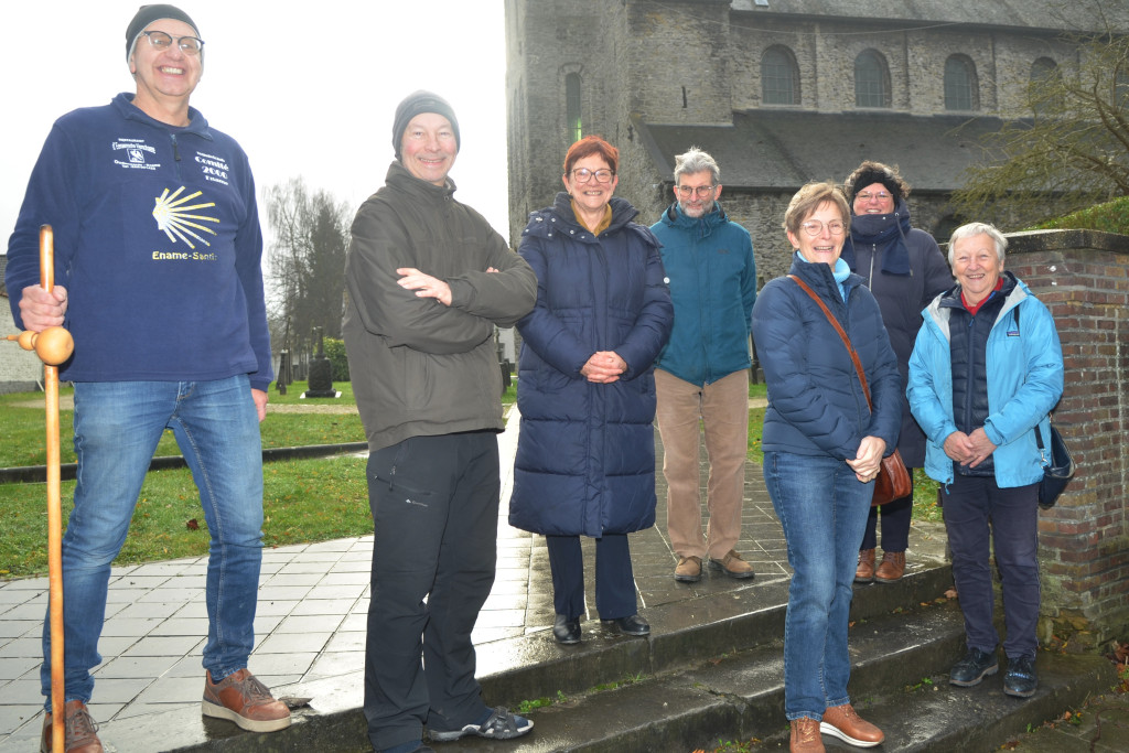 Regen en wind konden de pelgrims niet deren. Compostelaschelpen Oudenaarde