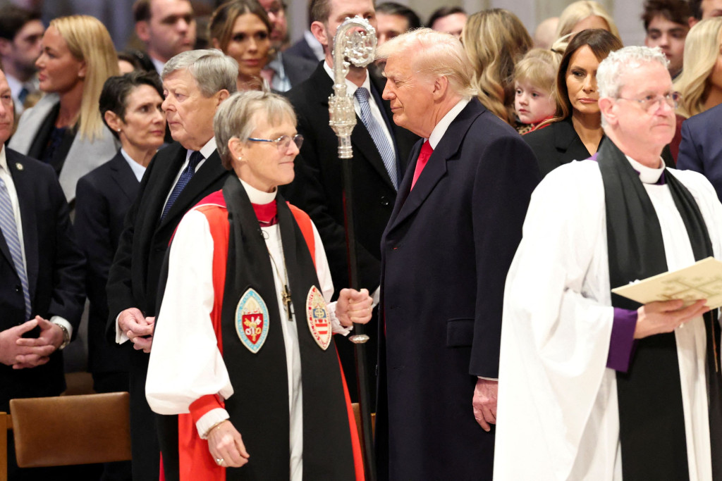 Budde en Trump schudden elkaar de hand tijdens de gebedsdienst. 