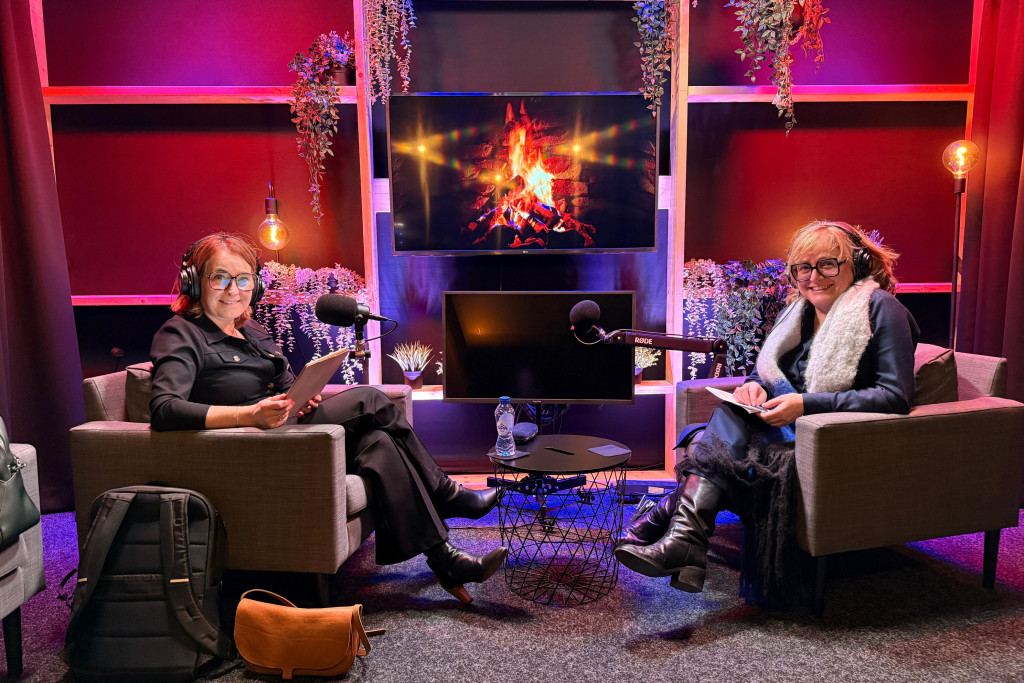 Maite Mallentjer in gesprek met Mieke Van Gramberen. 