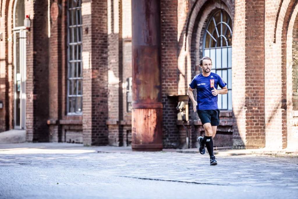 Behalve aan marathons neemt pater Tobias Breer ook deel aan ultralopen over afstanden langer dan een marathon Behalve aan marathons neemt pater Tobias Breer ook deel aan ultralopen over afstanden langer dan een marathon