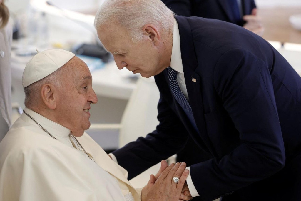 Joe Biden groet paus Franciscus op de G7-top in Italië in juni 2024. 