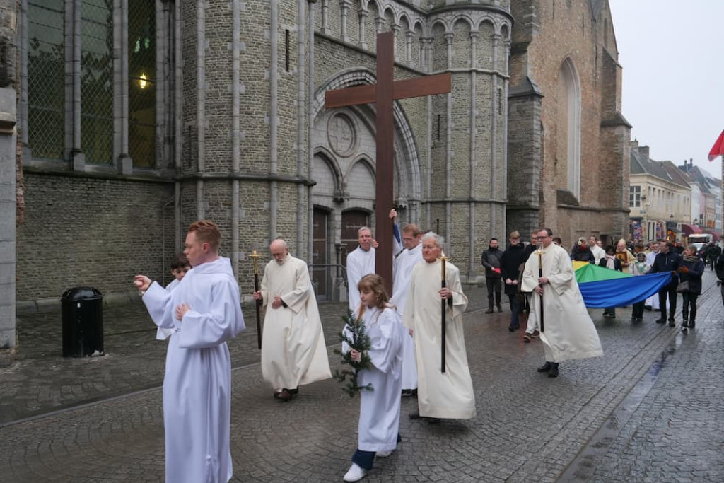 In bisdom Brugge werd het Jubeljaar geopend met een korte processie van de Onze-Lieve-Vrouwkerk naar de Sint-Salvatorskathedraal