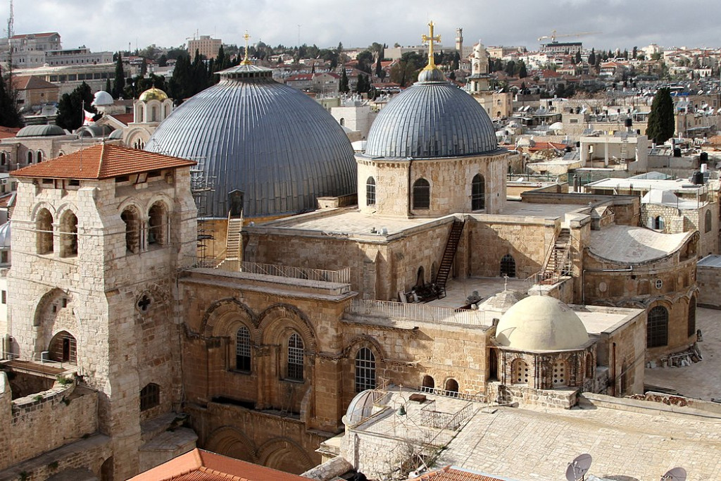 Patriarch Pizzaballa deed zijn video-oproep vanuit de Basiliek van het Heilig Graf in Jeruzalem