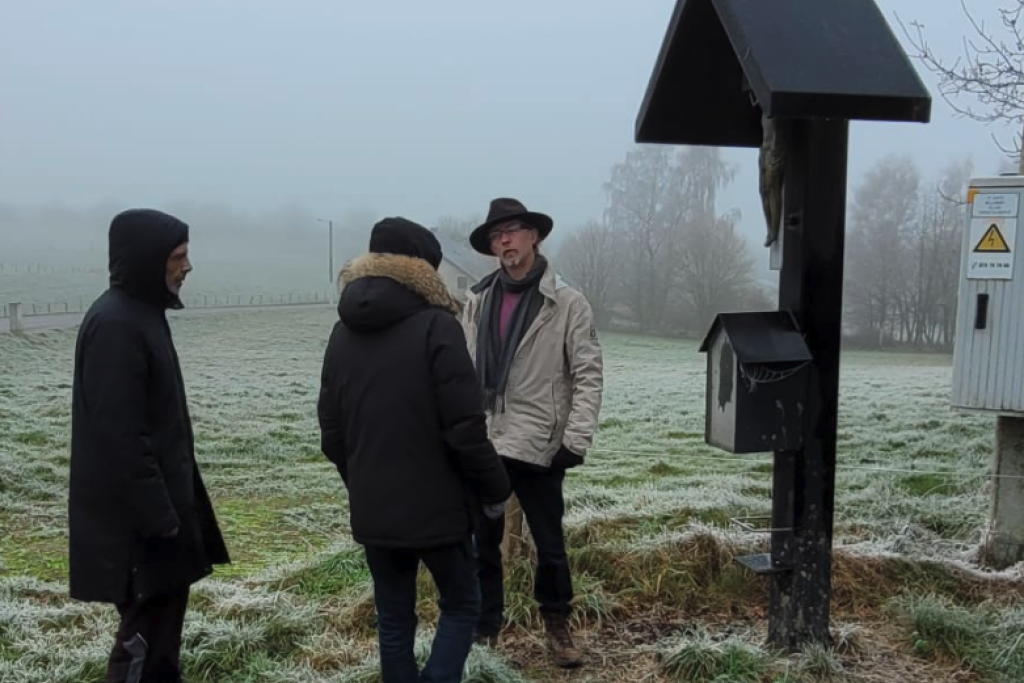 Redacteur Erik De Smet geeft tijdens een wandeling een woordje uitleg.