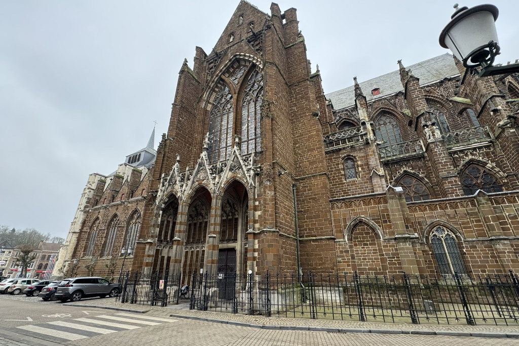 De werfzone bevindt zich aan de zijkant van de Sint-Sulpitiuskerk.
