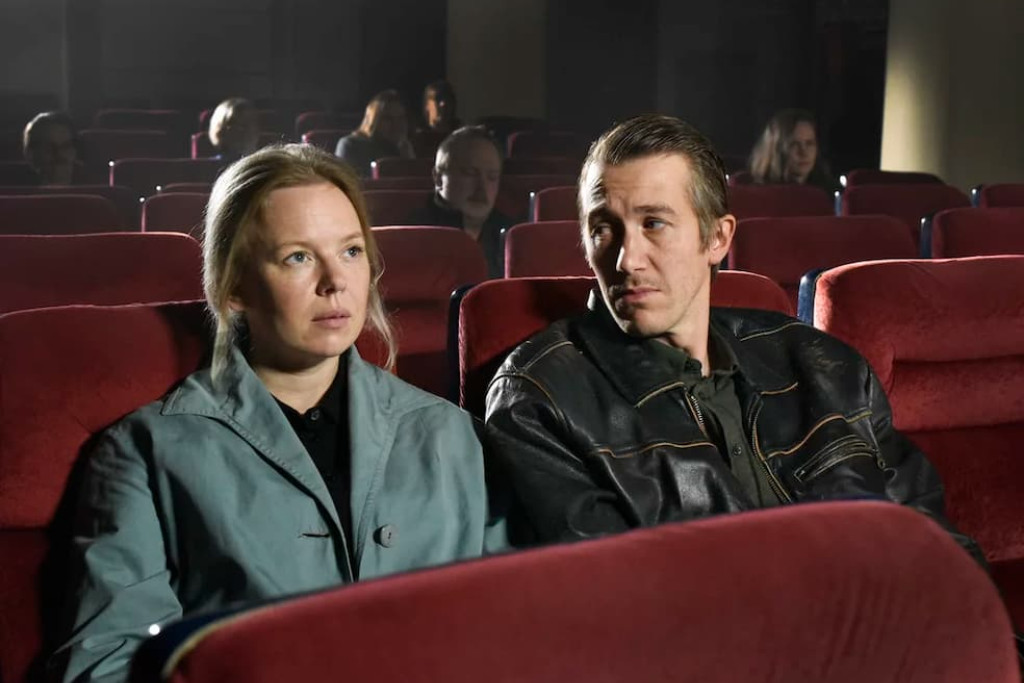 Twee eenzame zielen vinden elkaar in de film Fallen Leaves van regisseur Aki Kaurismäki uit 2023 Twee eenzame zielen vinden elkaar in de film Fallen Leaves van regisseur Aki Kaurismäki uit 2023