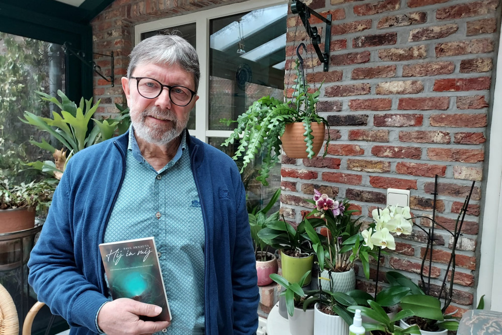Paul Arnauts met zijn boek 'Hij in mij'.