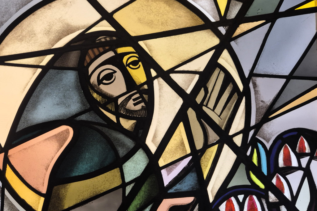 Een fragment uit het grote glasraam dat te bewonderen is in De Mindere.