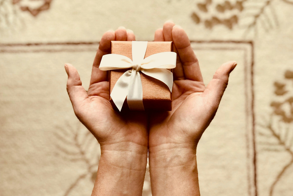 mannenhanden bieden cadeautje aan
