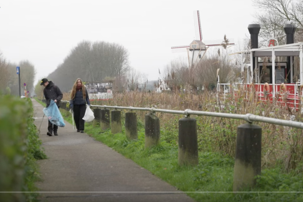 Jongeren van de Sint-Michielsbeweging houden een plogathlon in Brugge en ruimen de hele gordel op. Twee jongeren pikken afval op langs een waterloop in Brugge.