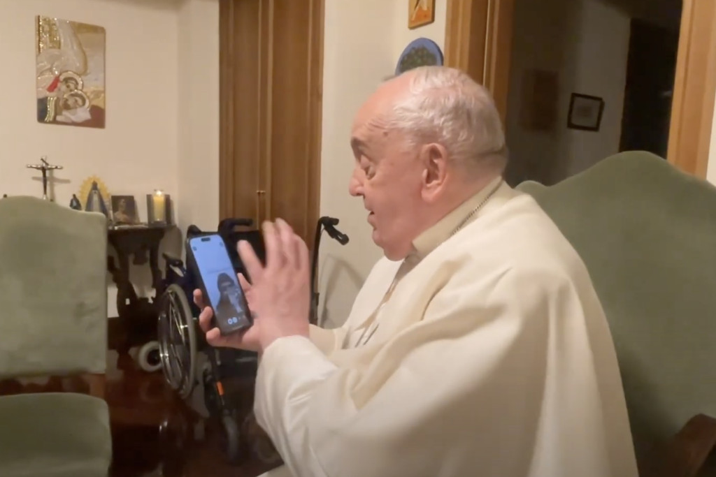 Paus zwaait naar pater Yusuf op zijn mobieltje tijdens een videogesprek via WhatsApp.