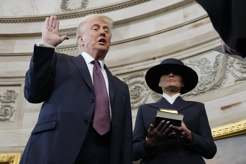 Donald Trump legt de eed af, zónder hand op de Bijbel te leggen die echtgenote Melania klaarhoudt. 