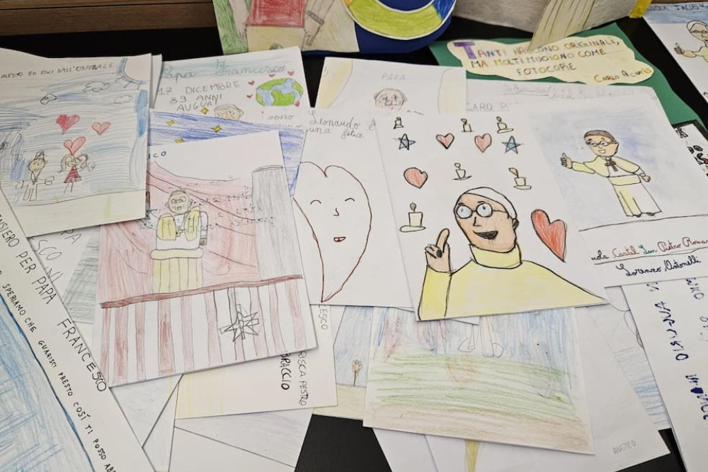 Beterschapskaarten van kinderen aan paus Franciscus werden getoond in het Vaticaan op zondag 23 februari 2025