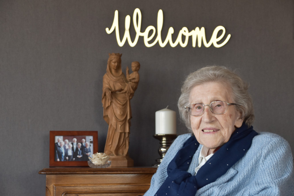 Zuster Angela is een levende getuige van een eeuw vol verandering, toewijding en liefde voor haar medemens.