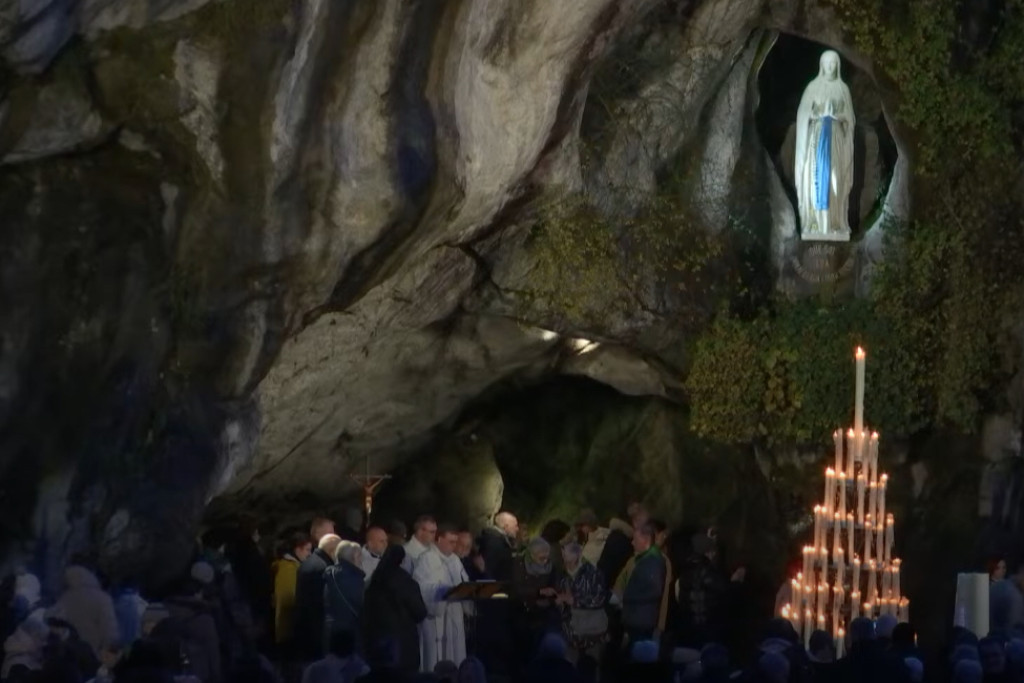 De rozenkrans in Lourdes wordt gebeden door priester Dominique Derkoningen, de Nederlandstalige chapelain in het heiligdom.