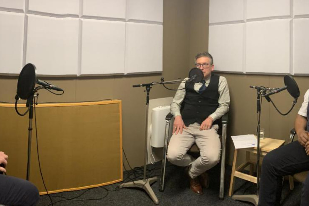 Tom Heylen, Bart Willemen en Théogène Havugimana aan de micro van de podcast 'Ramen open'