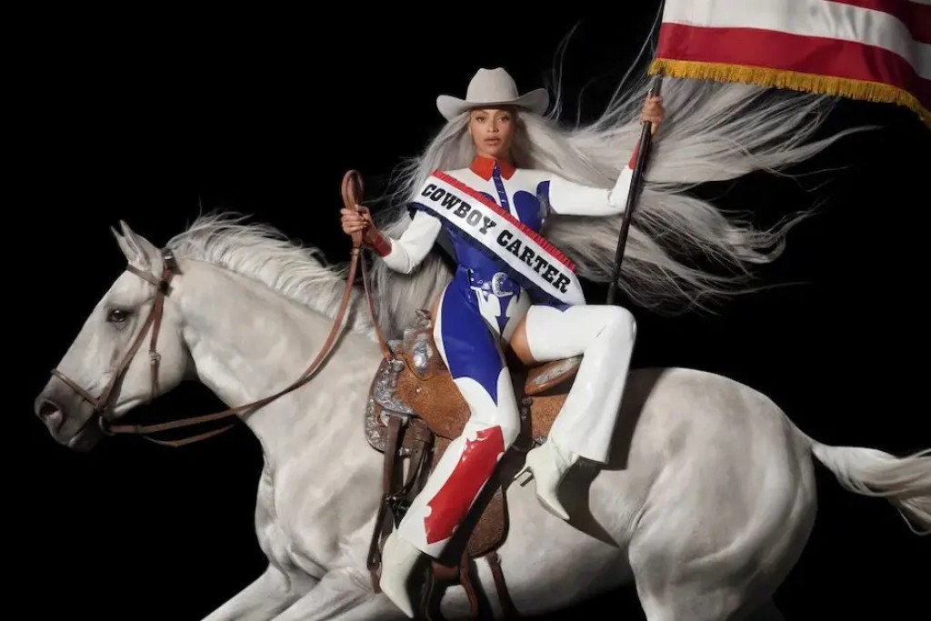 Beyoncé op wit paard met Amerikaanse vlag.