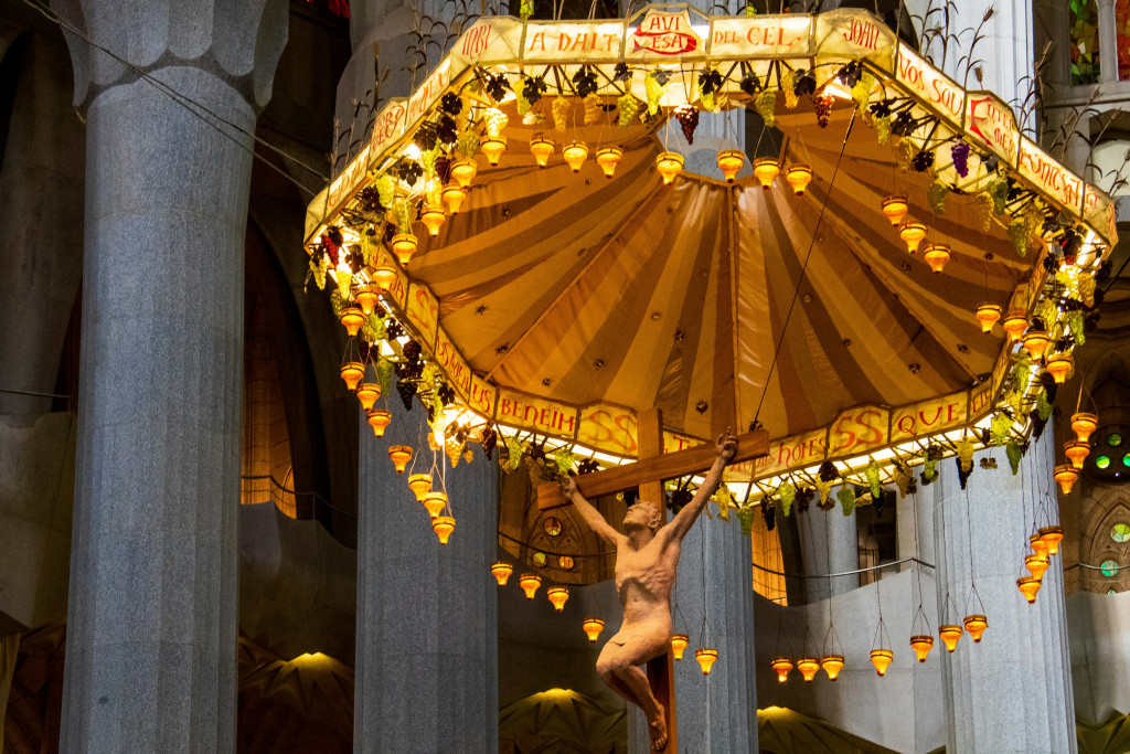Luster in de Sagrada Familia, feeëriek licht