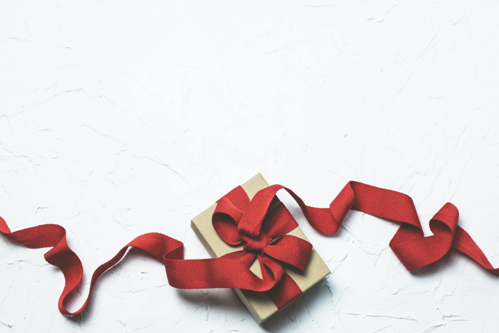 Een cadeau met een rode strik eromheen. 
