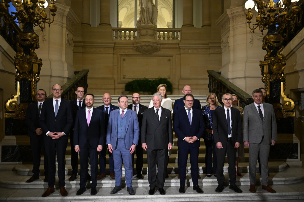 De regering De Wever op de trappen van het Koninklijk Paleis.