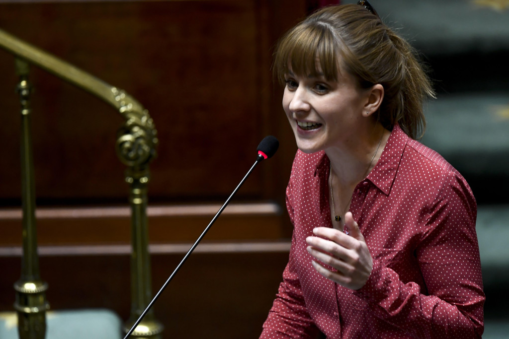 Jessika Soors aan de micro in de Kamer, waar ze zetelde voor Groen in 2019.