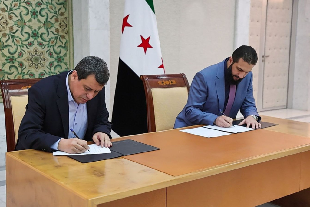 Koerdisch militair leider Mazloum Abdi en Syrisch interimpresident Ahmed al-Sharaa tekenen de intentieverklaring.