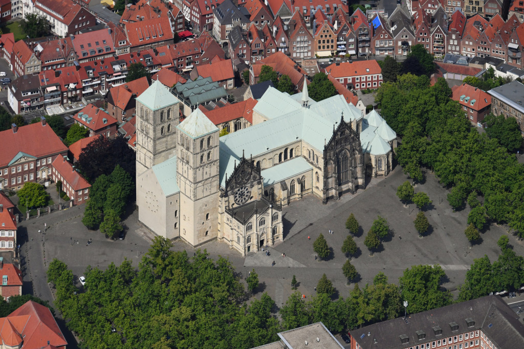 Dronebeeld van de Sint-Pauluskathedraal in Münster, Westfalen.
