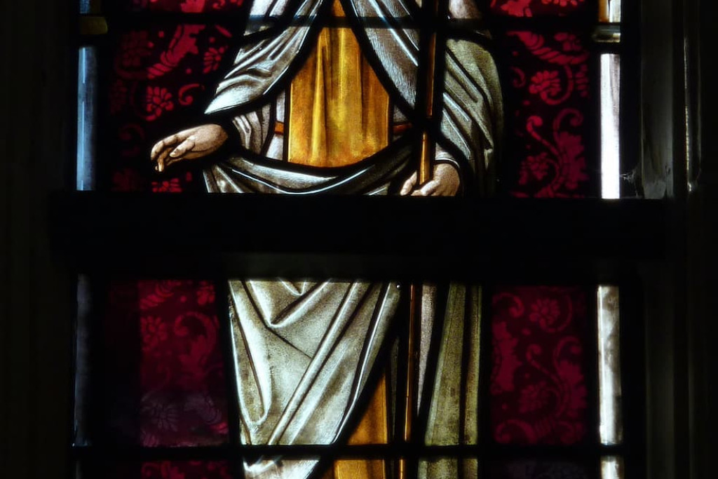 Glasraam van Gertrudis van Nijvel in de Onze-Lieve Vrouwebasiliek in Tongeren, let op de muizen aan haar voeten