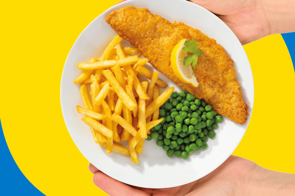 Bord met fishburger op blauw-gele achtergrond.