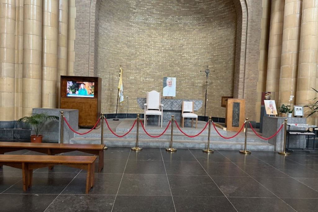 De stoel waar paus Franciscus tijdens drie gelegenheden op zat tijdens het bezoek aan ons land staat nu in de Basiliek van Koekelberg.